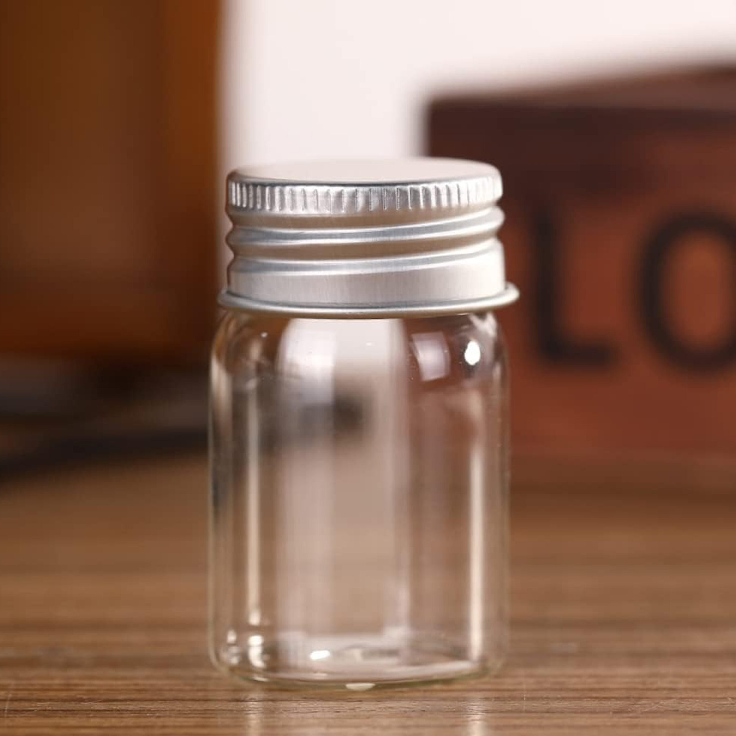 GLASS BOTTLE
WITH SCREW ON
LID 2ml (1x12)