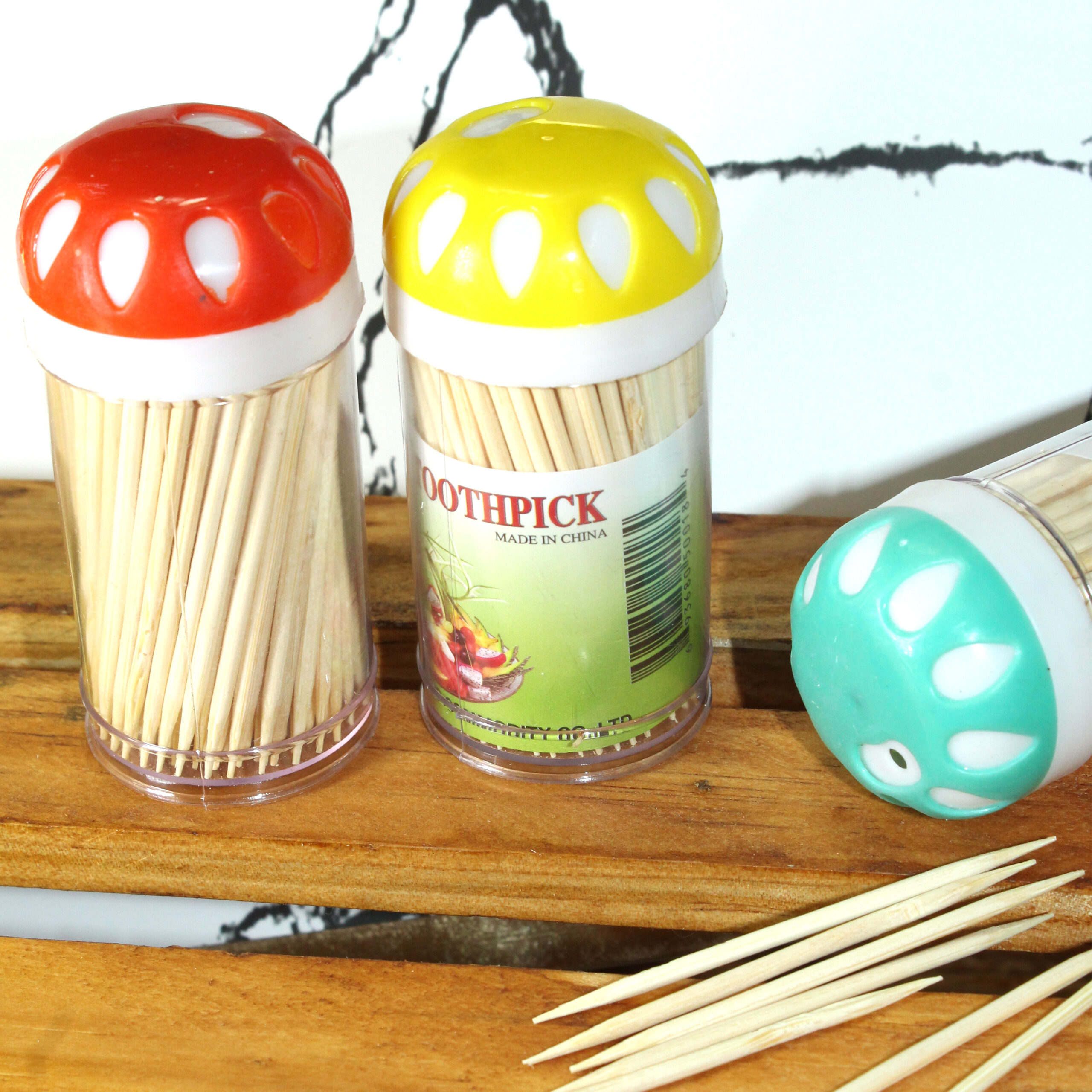 TOOTHPICK
DISPENSER WITH
PICKS (COLOUR
LID) (3x150)